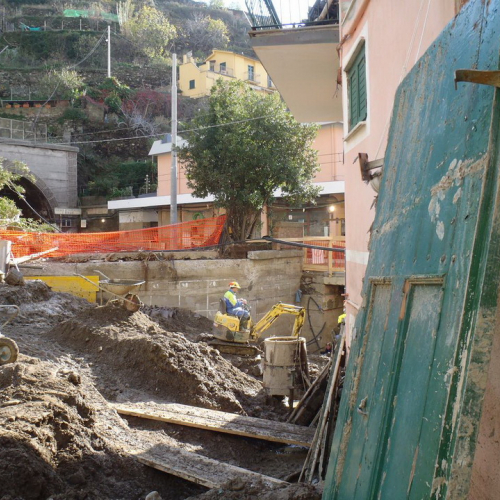 Volontari impegnati a Vernazza n. 7 / 72263