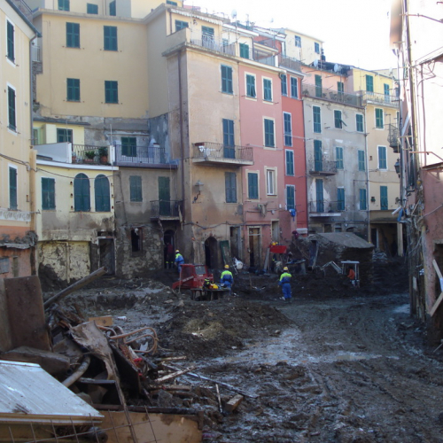 Volontari impegnati a Vernazza n. 3 / 74273