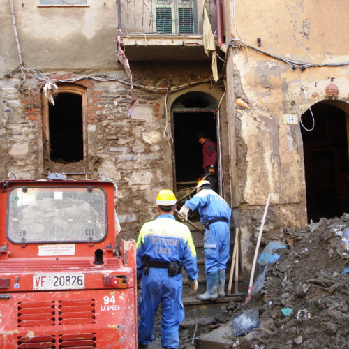 Volontari impegnati a Vernazza n. 6 / 74276