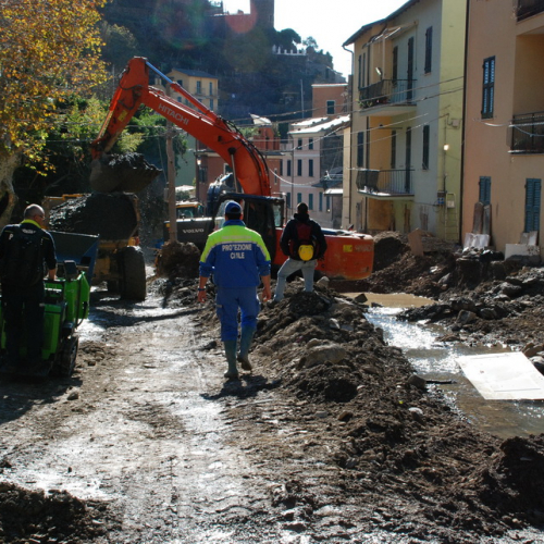 Volontari impegnati a Vernazza n. 23 / 74293